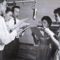 Mai Hương cùng các danh ca khác đang hát trên đài phát thanh: Thái Thanh, Kim Tước, Anh Ngọc, Nhật Trường