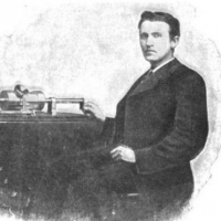Edison với máy ghi âm đầu của ông năm 1878 