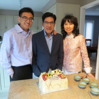 Nhà văn, MC Nguyễn Ngọc Ngạn (giữa) cùng phu nhân - bà Trần Ngọc Diệp và con trai John Dinh Nguyen 